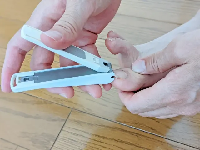 爪切りで爪を切る様子