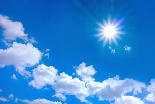 太陽と青空と雲