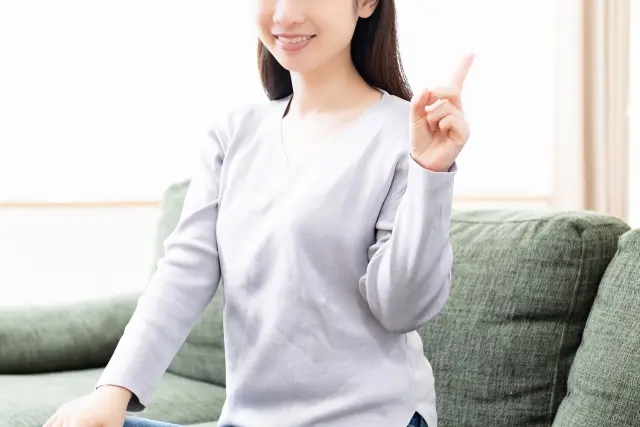 指を立てた女性