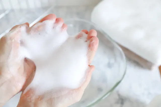 手を泡で洗う様子