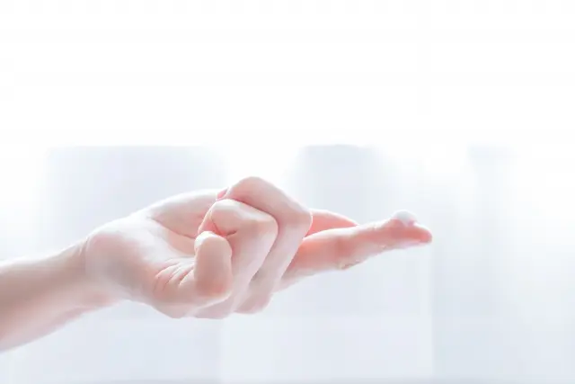 手に薬を乗せている画像