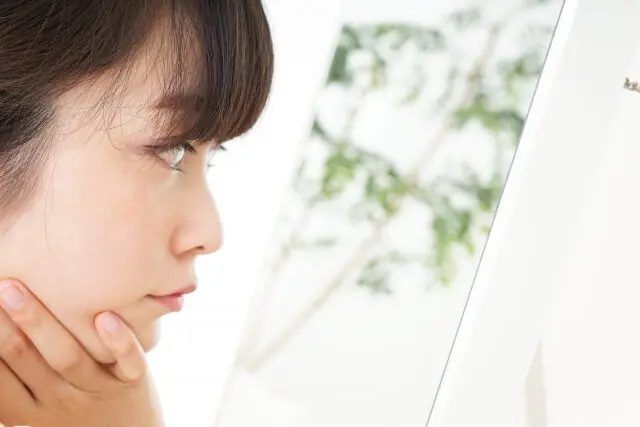 鏡を見る女性
