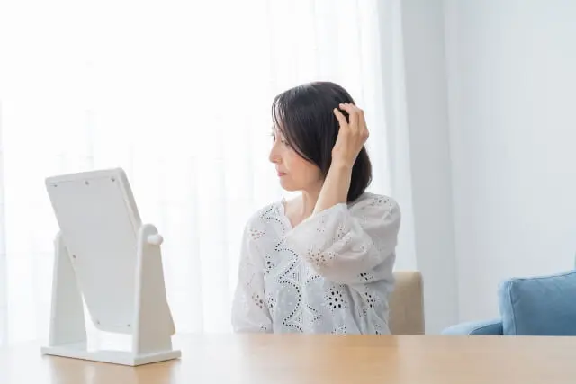 【円形脱⽑症に悩み始めたら】治療法やしてはいけないことを解説