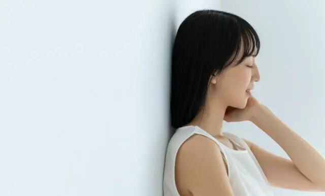 それ、ADMかも？シミとの違いや治療⽅法を解説