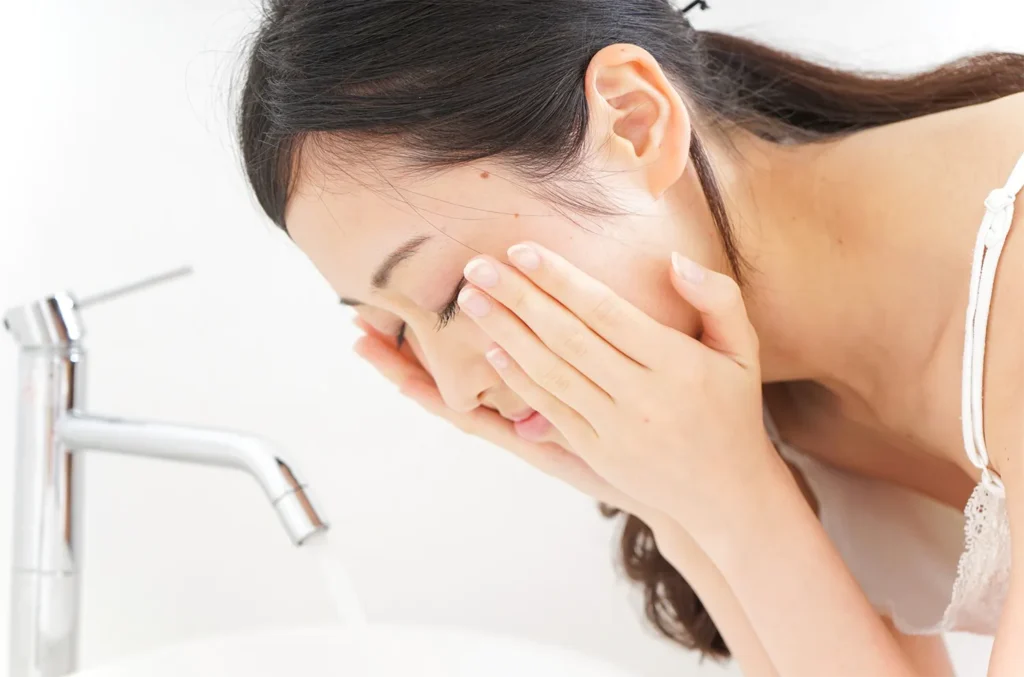 洗顔している女性の写真