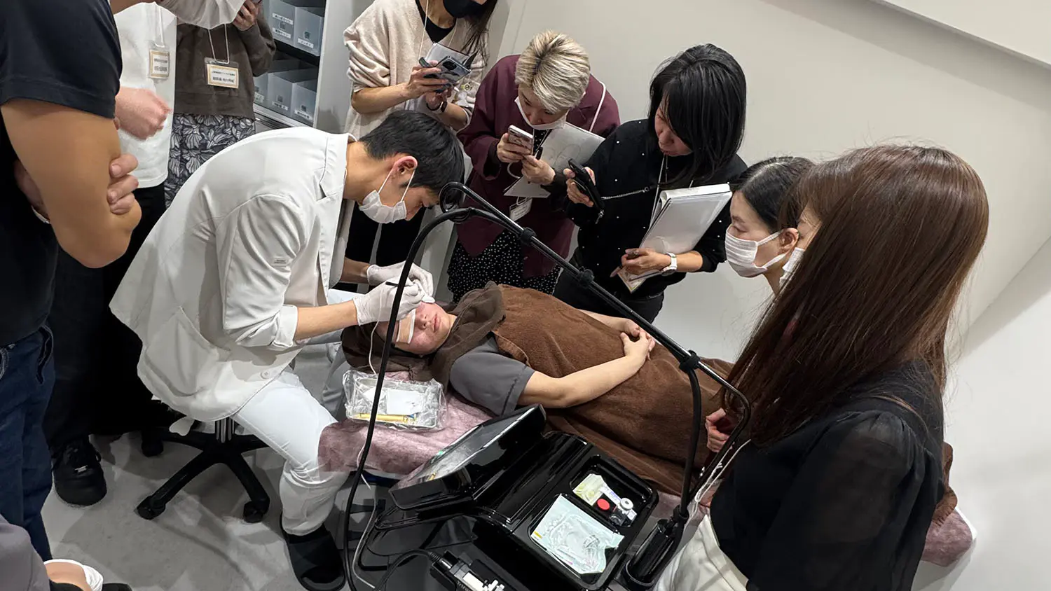 医師向けのセミナーを行っている様子